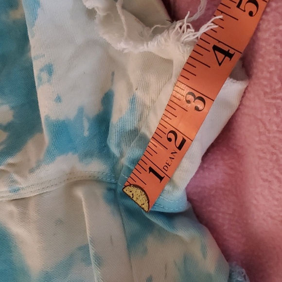 Fabulous Gloria Vanderbilt TyeDye shorts - Picture 7 of 8